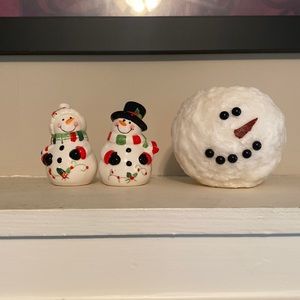 Adorable snowman salt and pepper shaker with electric snowman candle.